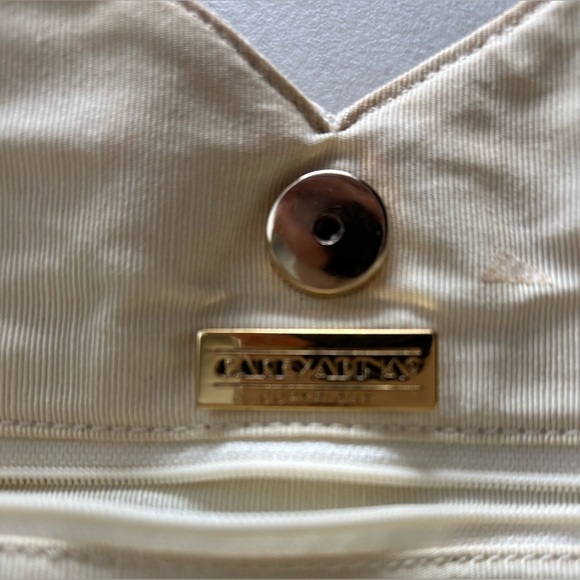 VINTAGE: Carey Adina | oversized heart shoulder bag. - Picture 4 of 16